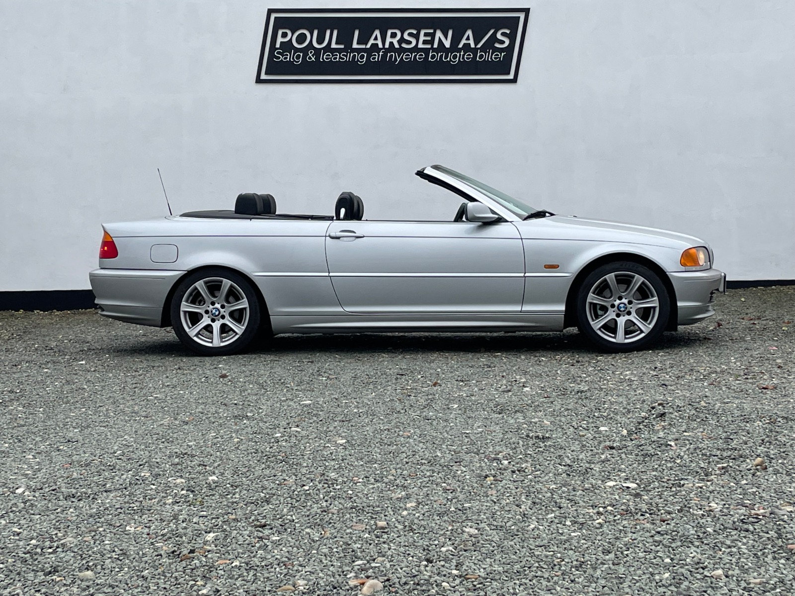 BMW E46 325i Cabriolet – sideprofil med kaleche nede foran Poul Larsen A/S i Aalborg
