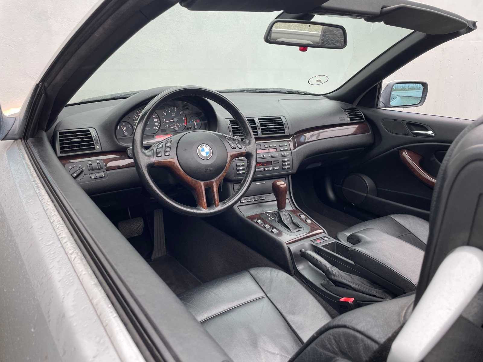 BMW E46 325i Cabriolet interiør – sportsrat i træ og læder, cockpit med automatgear