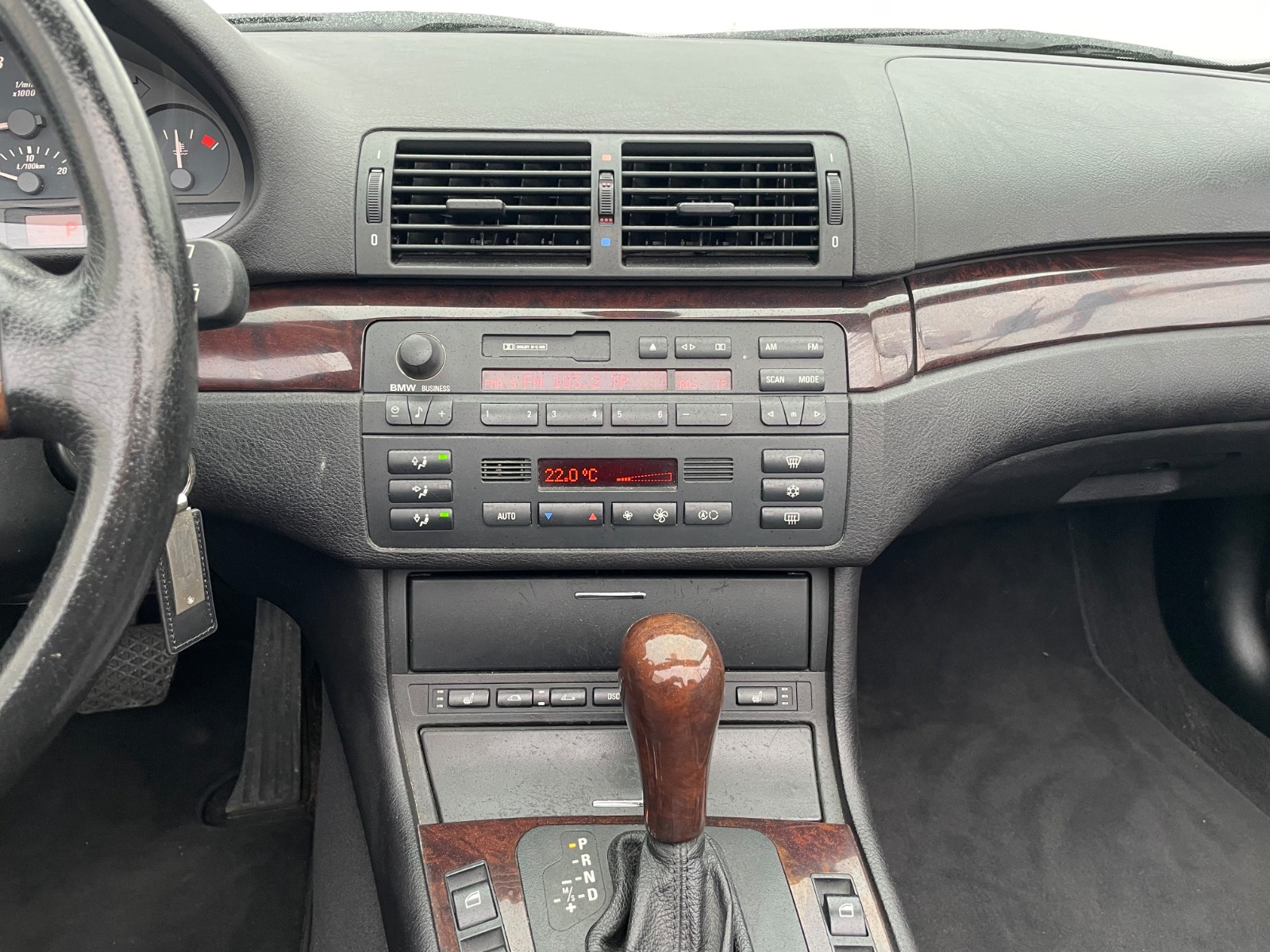 BMW E46 325i Cabriolet – centerkonsol med BMW Business radio, klimaanlæg og automatgear