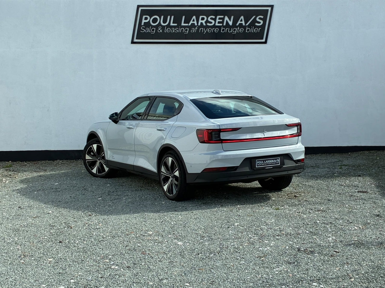 Hvid Polestar 2 set skr&aring;t bagfra hos Poul Larsen A/S i Aalborg