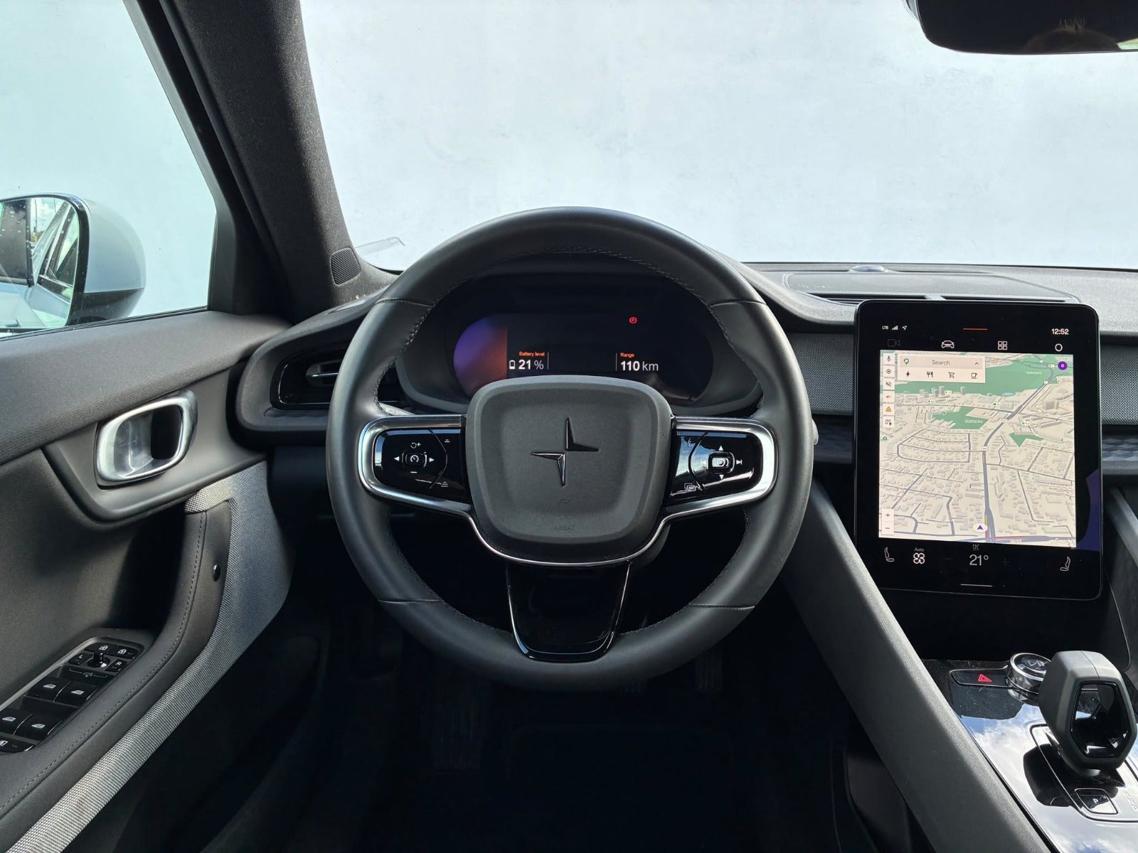 Kabinen i en brugt Polestar 2 med Google indbygget infotainment hos Poul Larsen A/S i Aalborg